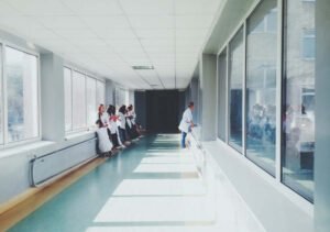Corona-Impfungen an Krankenhäuser starten